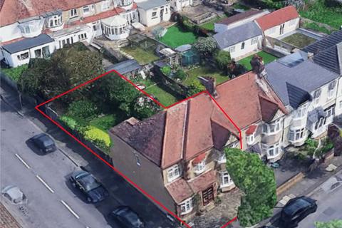 5 bedroom end of terrace house for sale, Campbell Avenue, Ilford, Essex, IG6