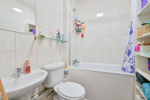 2 bedroom flat to rent, Uxbridge Road, Shepherd's Bush, London, W12