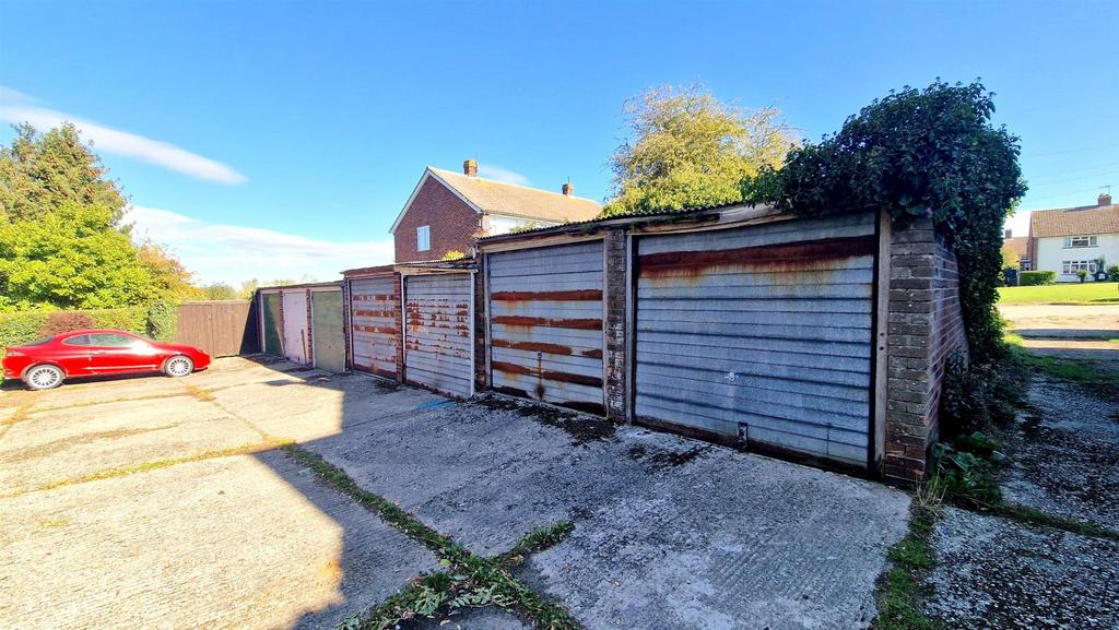 GARAGE 2 ND IN FROM RHS.jpg