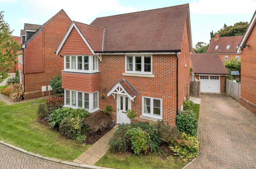 Grayling Close, Surrey GU7 4 bed detached house for sale - £925,000