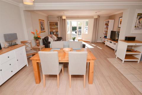 undefined, Bryn Y Mor, Tenby - Apartment with Parking & Pool/Spa/Gym Access