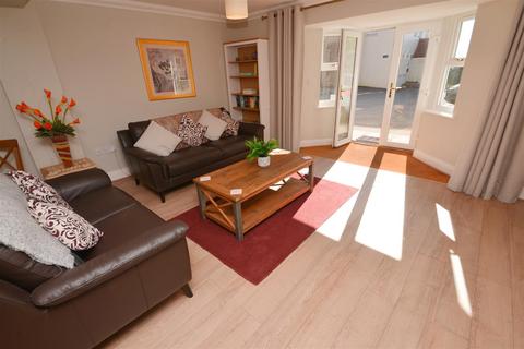 undefined, Bryn Y Mor, Tenby - Apartment with Parking & Pool/Spa/Gym Access