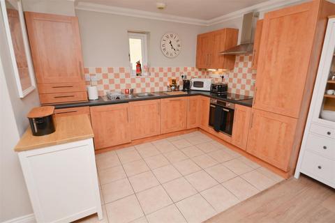 2 bedroom flat for sale, Bryn Y Mor, Tenby - Apartment with Parking & Pool/Spa/Gym Access