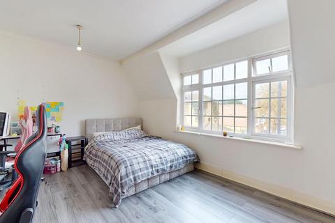 3 bedroom flat to rent, London Road, Isleworth TW7