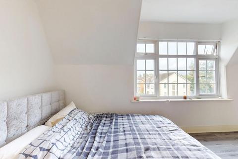 3 bedroom flat to rent, London Road, Isleworth TW7