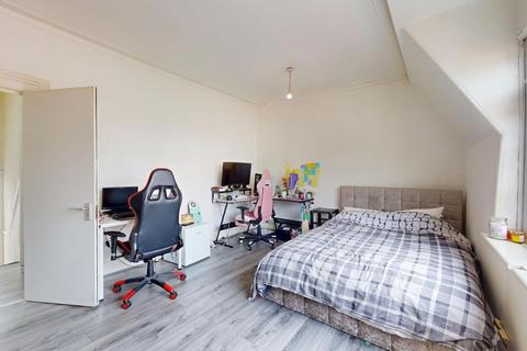 3 bedroom flat to rent, London Road, Isleworth TW7