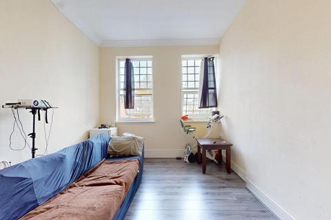 3 bedroom flat to rent, London Road, Isleworth TW7