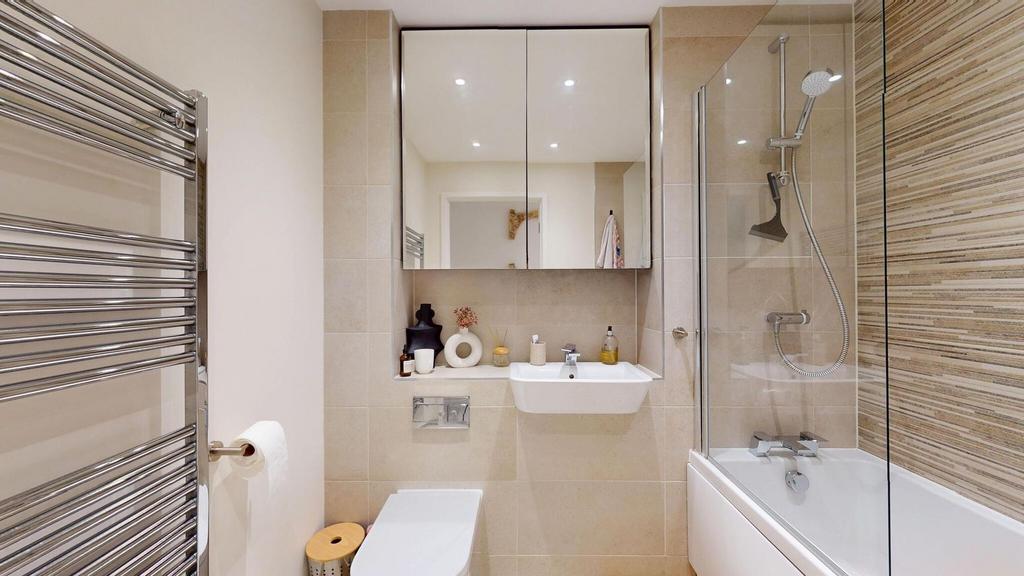Modern and clean bathroom featuring a large bat...