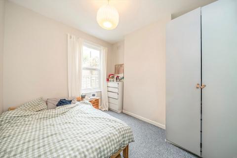 2 bedroom flat to rent, Kimberley Avenue, London SE15