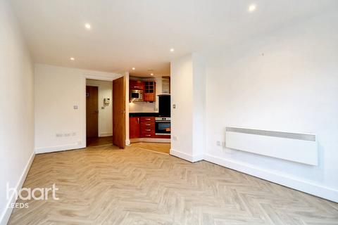 2 bedroom apartment for sale, Armouries Way, LEEDS