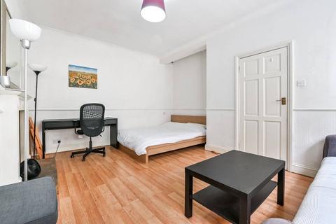 Studio to rent, Gower Street, Bloomsbury, London, WC1E