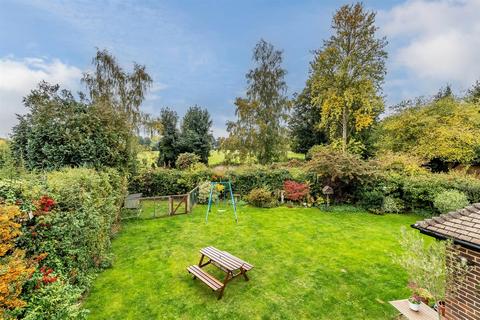 2 Beech Close, Effingham, Leatherhead, KT24 5PQ