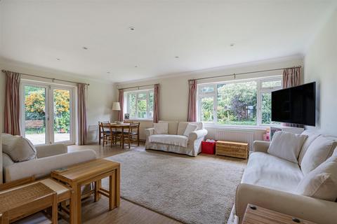 2 Beech Close, Effingham, Leatherhead, KT24 5PQ