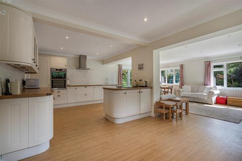 2 Beech Close, Effingham, Leatherhead, KT24 5PQ