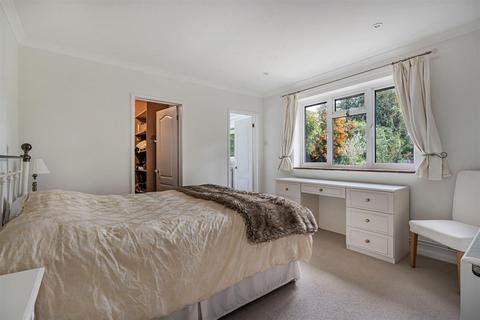 2 Beech Close, Effingham, Leatherhead, KT24 5PQ