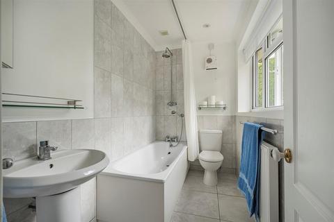 2 Beech Close, Effingham, Leatherhead, KT24 5PQ