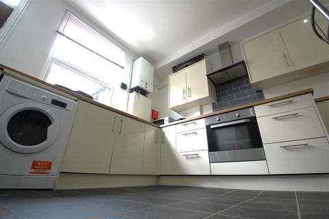 4 bedroom terraced house to rent, Beamsley Grove, Hyde Park, Leeds, LS6 1LA