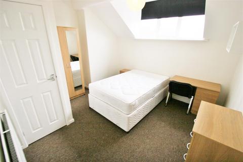 4 bedroom terraced house to rent, Beamsley Grove, Hyde Park, Leeds, LS6 1LA