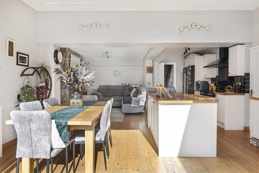 Impressive Open Plan Kitchen/Dining/Family Room