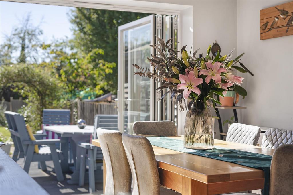 Impressive Open Plan Kitchen/Dining/Family Room