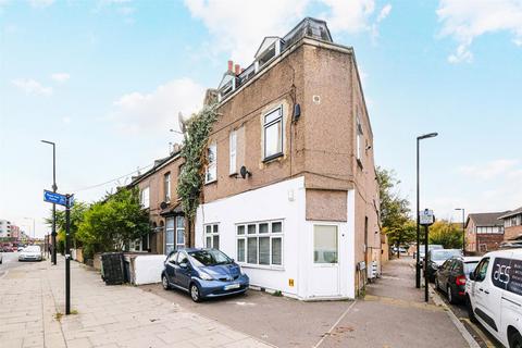 1 bedroom in a house share to rent, Woodford Road, London