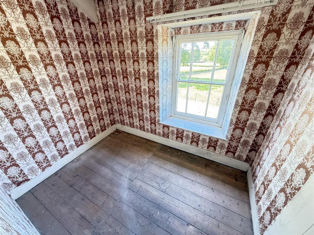 Middle bedroom