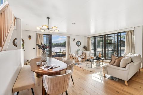undefined, Cadogan Pier, Cheyne Walk, London