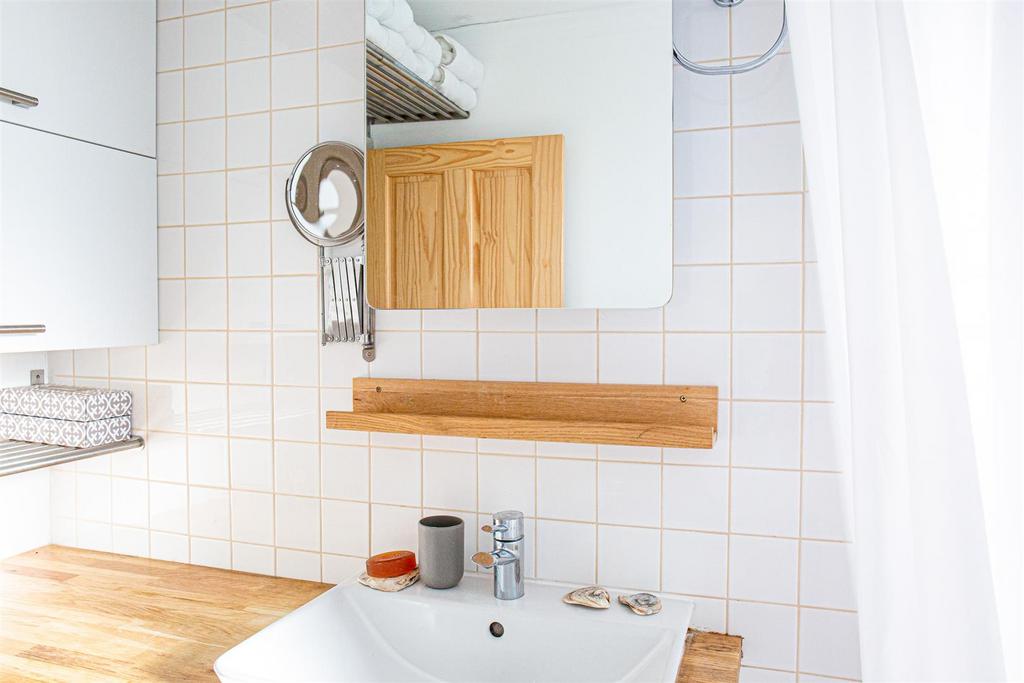 Bathroom 2 Alto.jpg
