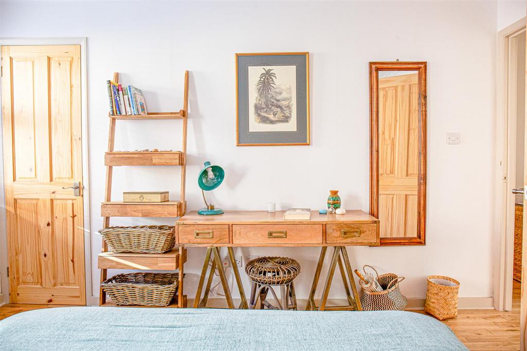 Bedroom1 Table Alto.jpg