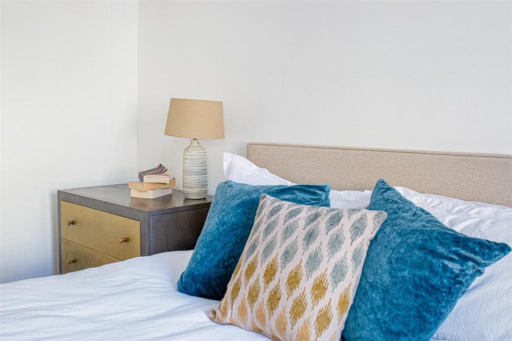 Bedroom1 Bed Alto.jpg