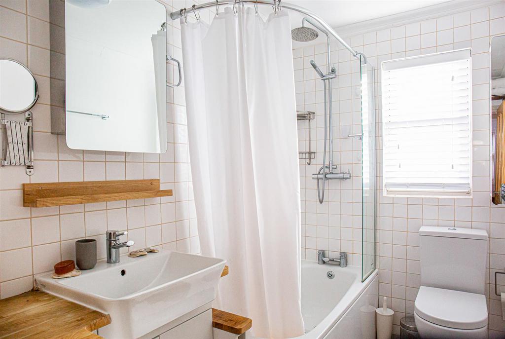 Bathroom 1 Alto.jpg