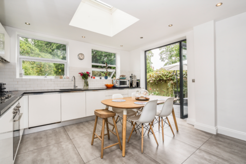 3 bedroom ground floor flat to rent, Lydford Road, NW2