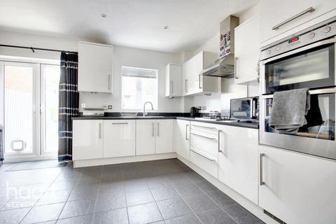 4 bedroom terraced house for sale, Pembridge Gardens, Stevenage