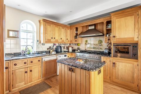 Robin Hill Fir Tree Road, Leatherhead, KT22 8RG