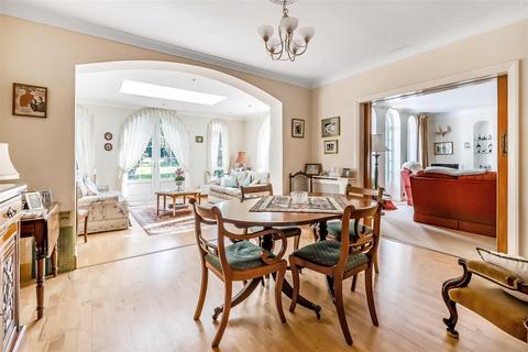 Robin Hill Fir Tree Road, Leatherhead, KT22 8RG