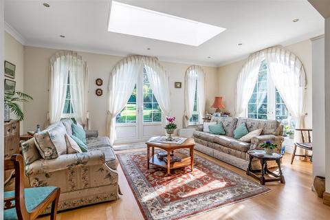 Robin Hill Fir Tree Road, Leatherhead, KT22 8RG