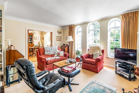 Robin Hill Fir Tree Road, Leatherhead, KT22 8RG