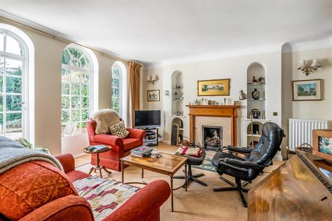 Robin Hill Fir Tree Road, Leatherhead, KT22 8RG