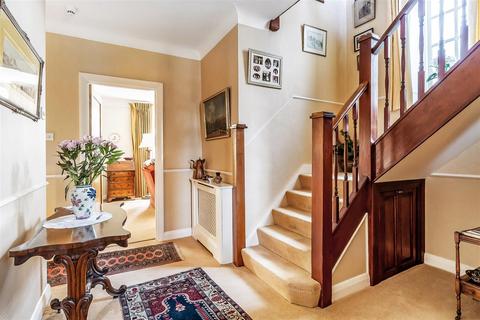 Robin Hill Fir Tree Road, Leatherhead, KT22 8RG