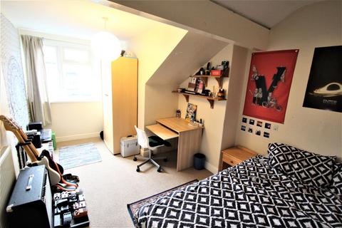 4 bedroom terraced house to rent, Beechwood View, Burley, Leeds, LS4 2LP