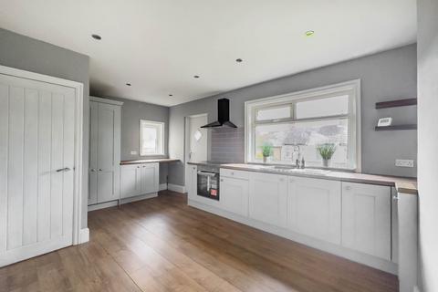3 bedroom semi-detached house to rent, Whitehall Road, Cleckheaton