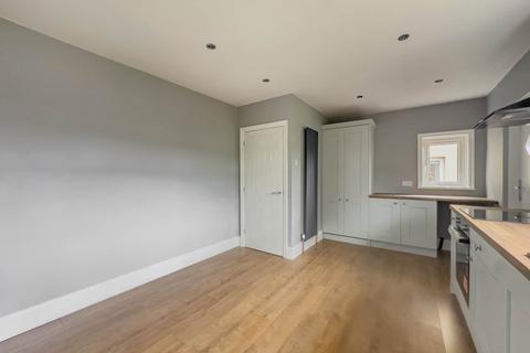 3 bedroom semi-detached house to rent, Whitehall Road, Cleckheaton