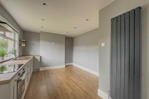 3 bedroom semi-detached house to rent, Whitehall Road, Cleckheaton