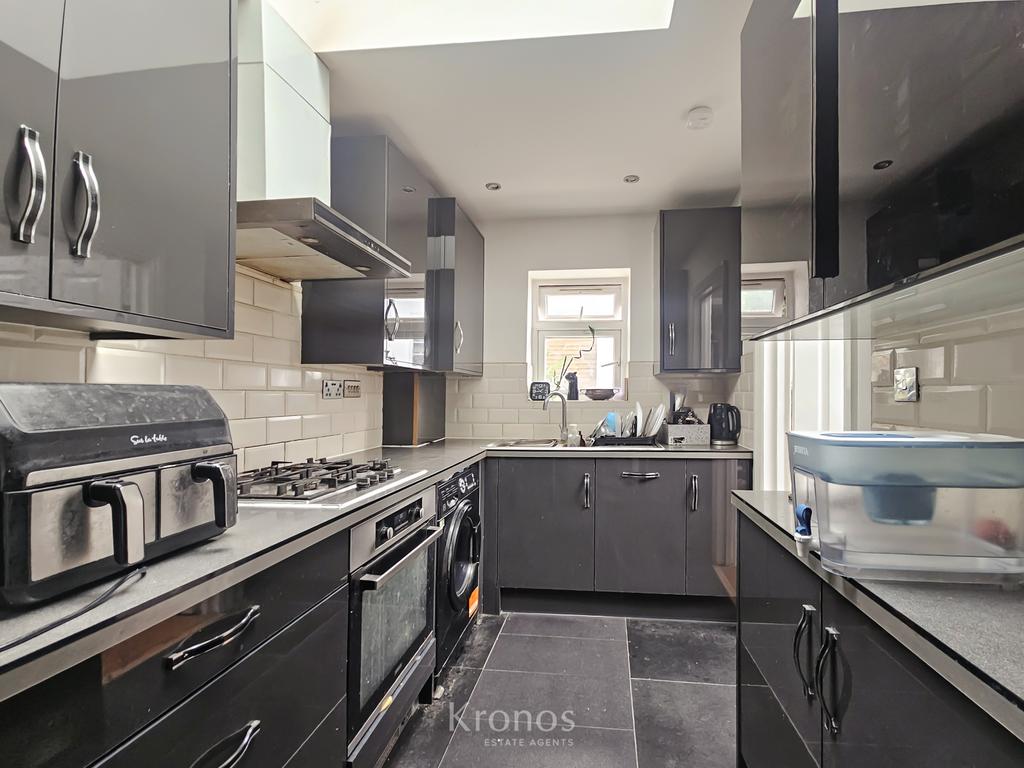 4 Bedrooms Semi- detached house with En-Suite out
