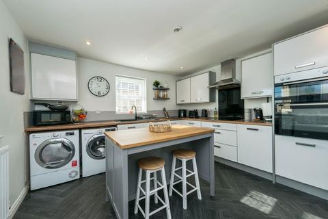 3 bedroom townhouse for sale, Gardeners Walk, Skelmanthorpe, HD8