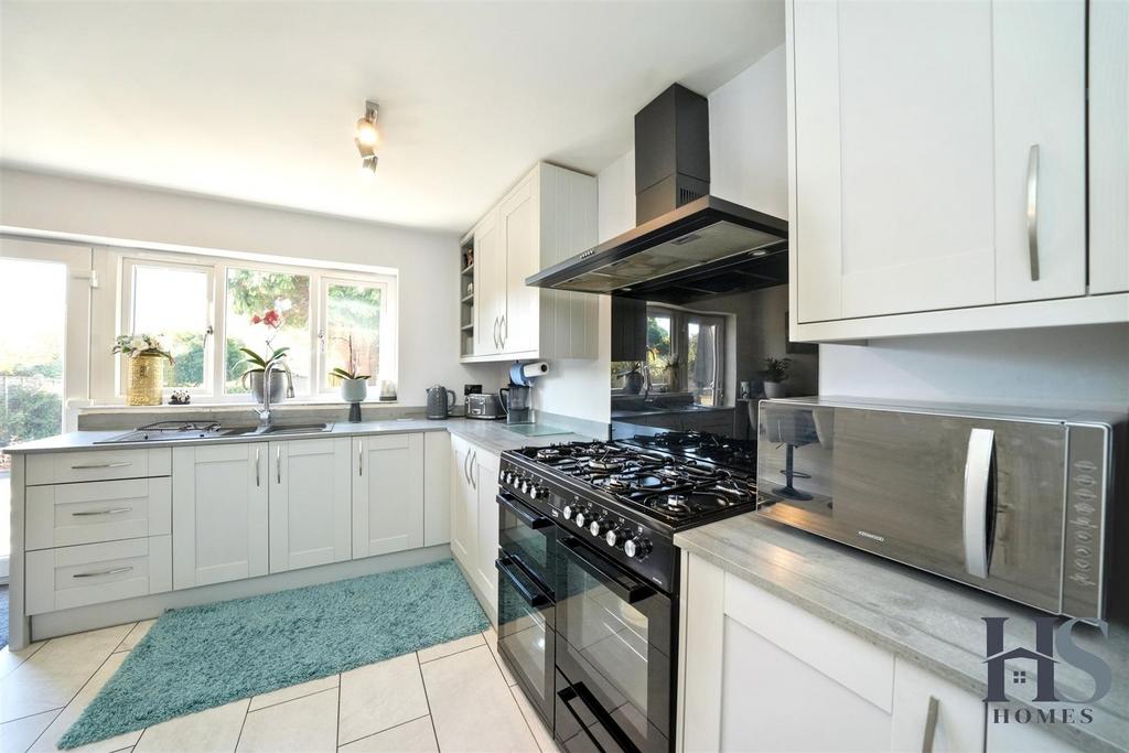 Kitchen 2.jpg