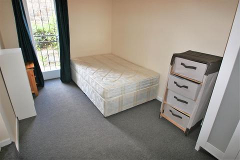 4 bedroom terraced house to rent, Chapel Fold, Hyde Park, Leeds, LS6 3RG