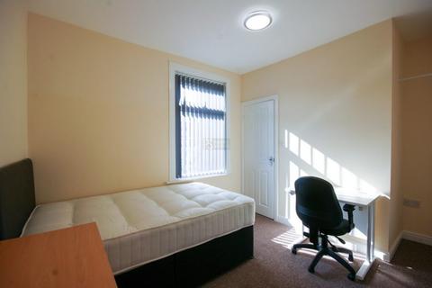 4 bedroom terraced house to rent, Harrow Road, Birmingham B29