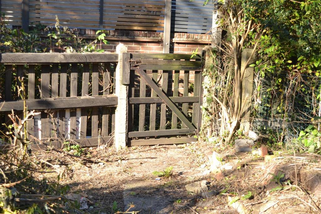 Rear gate