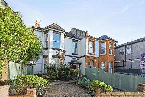 3 bedroom flat for sale, Minster Road, London NW2